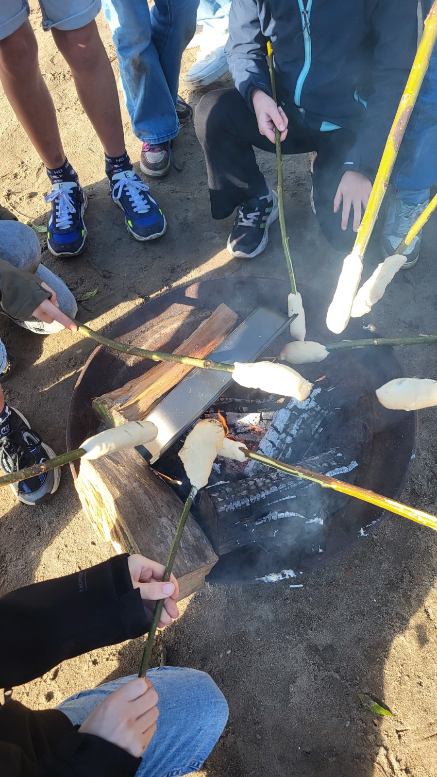 docent met kinderen wildplukken