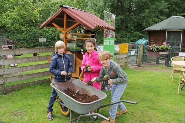 meisje met verrekijker