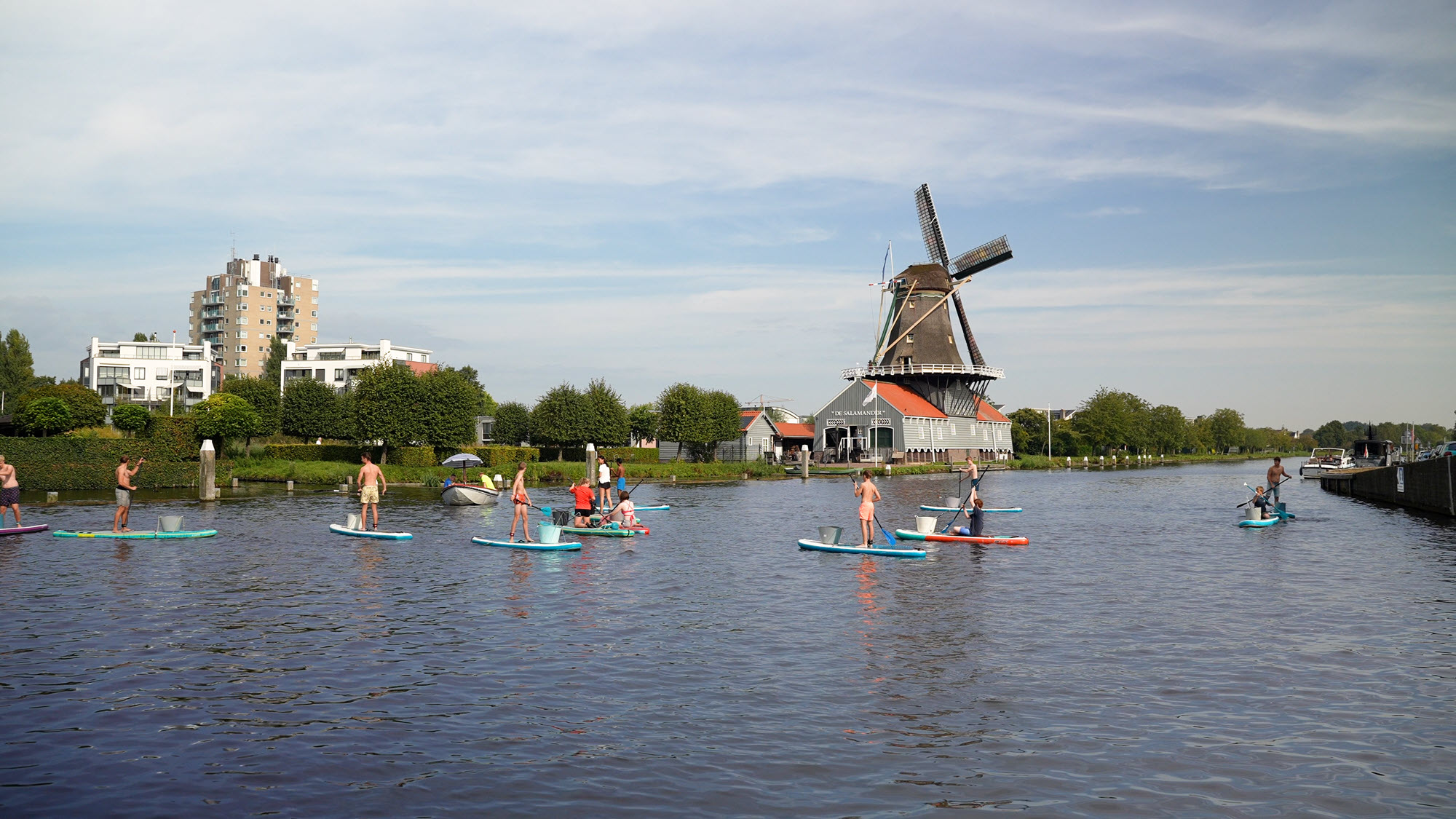 meisje met verrekijker