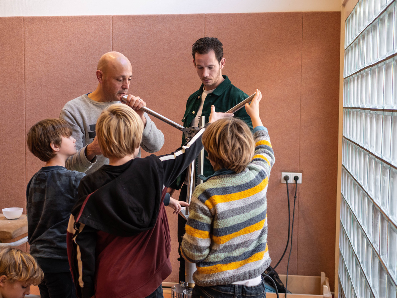 leerlingen aan de slag in het plastic lab