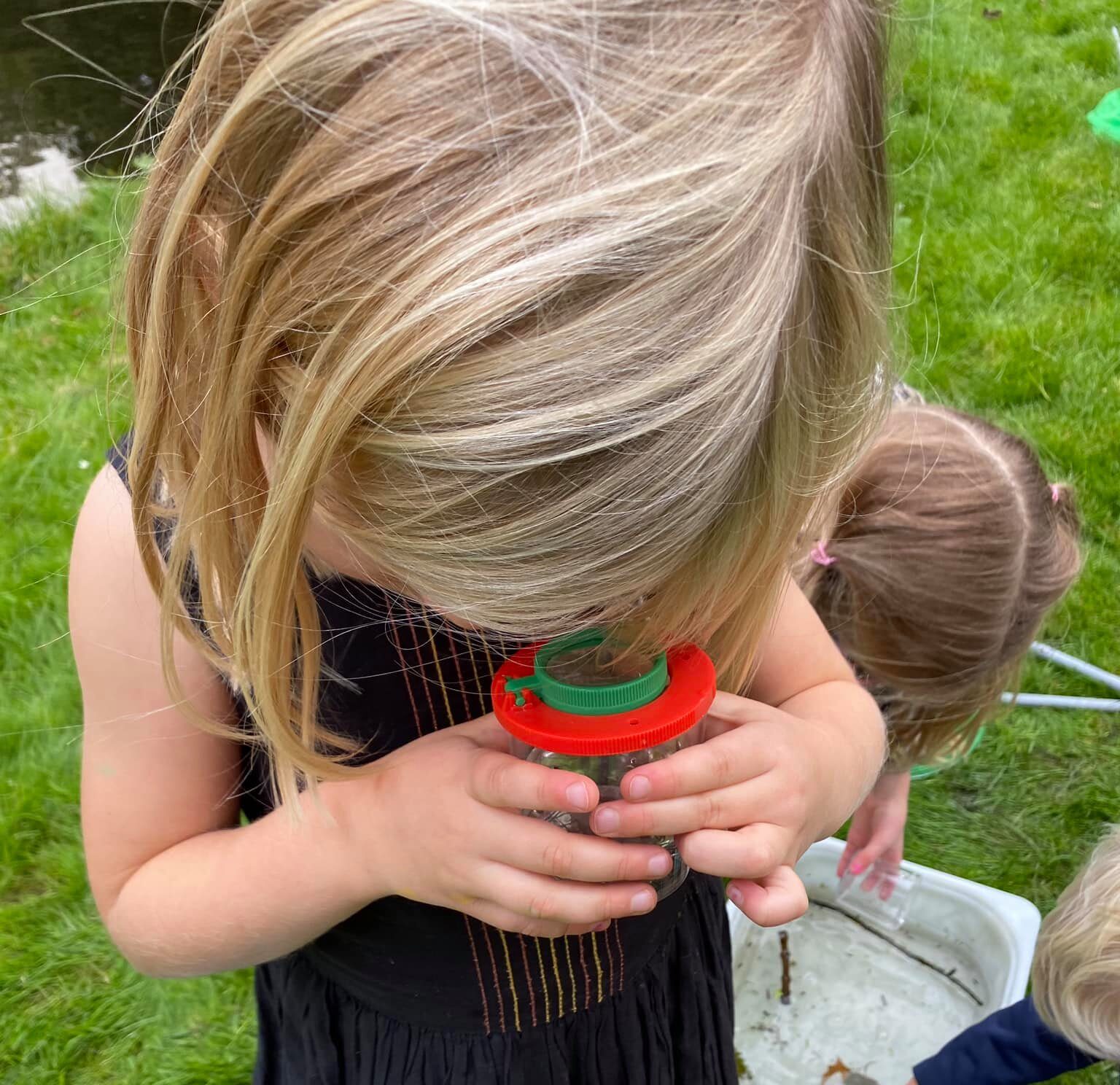 Gonny geeft les met valk 